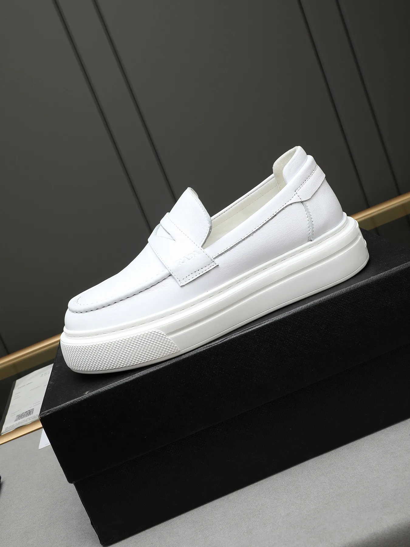 Men's Men's Shoes 💰500 Prada/Prada Men's new casual shoes, this upper is made of imported calfskin + sheep lining! The outsole is made of non-slip foam outsole, which feels good on your feet and is a fashionable and stylish item!  Size: 38-44 (45 customized)